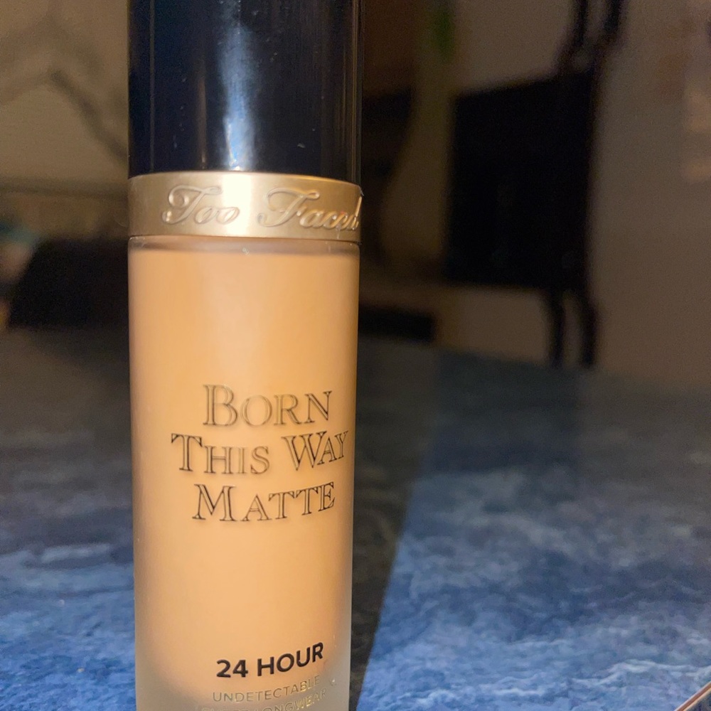 Too faced Born this way Foundation
